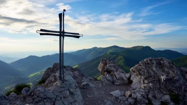  夕日の夏の風景の中に岩の丘の上に鉄の十字架。それは神、信仰、希望、力、救いを表しています。このビデオには4kタイムラインがあります。宗教イベントやプロモーションに最適. - 映像、動画