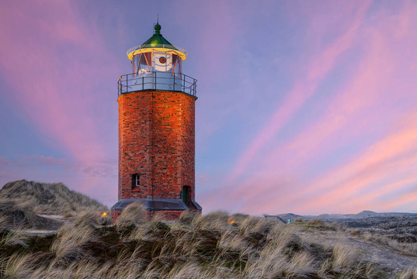 Panoramabild des Leuchtturms Kampen gegen den Abendhimmel, Sylt, Nordfriesland  - Foto, Bild