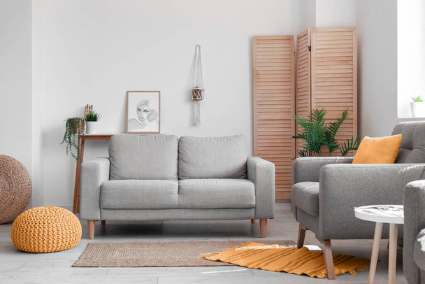 Belső tér modern nappali kényelmes kanapéval, széthúzható képernyő és fotel - Fotó, kép