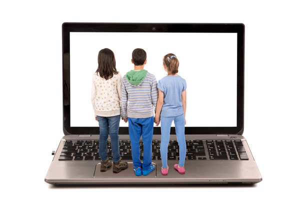 Crianças em um teclado de computador portátil
 - Foto, Imagem