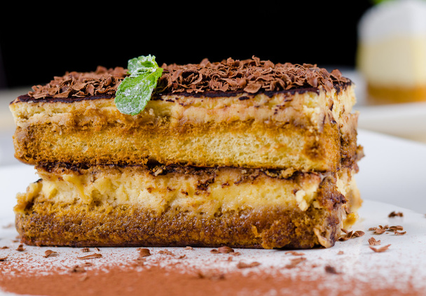 Close-up van gelaagde Cake met chocoladeschilfers - Foto, afbeelding