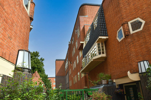Amsterdam, Pays-Bas. Juin 2022. Complexe résidentiel construit dans le style architectural de l'école d'Amsterdam. Photo de haute qualité - Photo, image