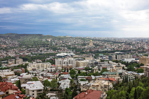 Тбилиси, Грузия. Пейзаж панорамный вид на город.  - Фото, изображение