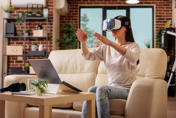VR仮想現実ヘッドセットを身に着けて楽しんで幸せなアジアの女性,現代のメガネ技術ヘッドセット未来デバイスガジェットデジタルエンターテイメントゲームシミュレーション - 写真・画像
