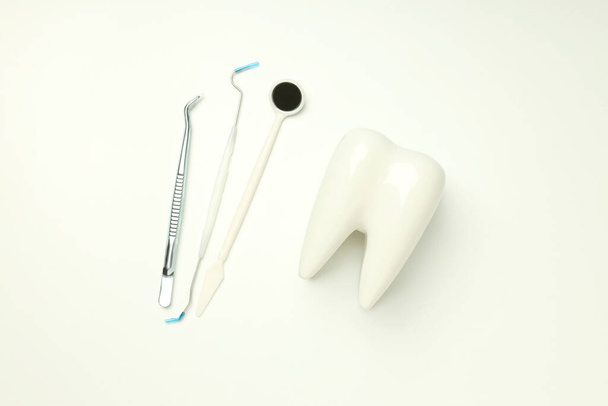 Beyaz arka planda diş bakımı veya diş bakımı kavramı - Fotoğraf, Görsel