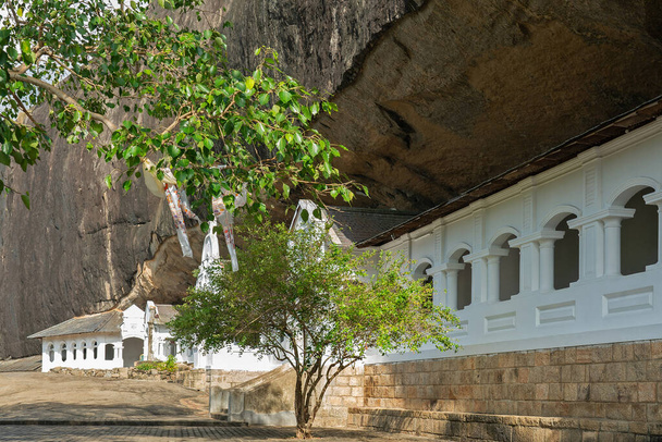 Буддійський храм у Дамбуллі (Шрі - Ланка).)  - Фото, зображення