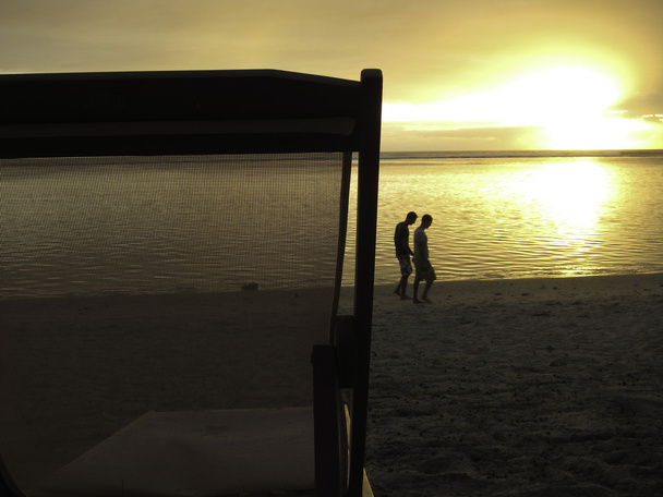 zwei Wanderer und Liegestuhl im Sonnenuntergang - Foto, Bild