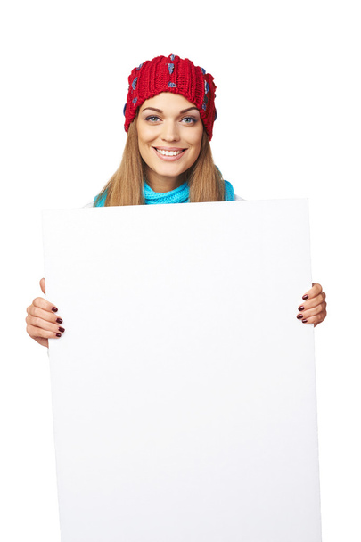 Зимняя женщина с белым знаменем
 - Фото, изображение