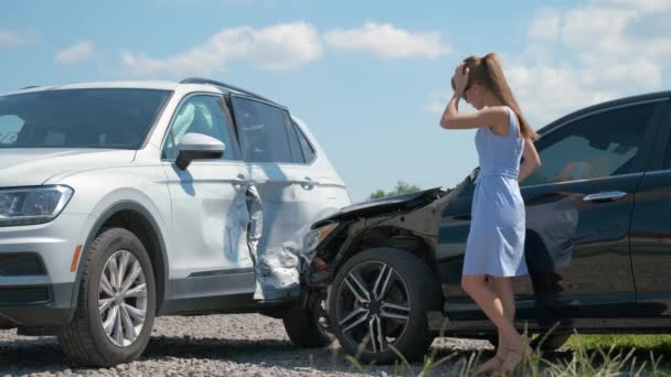 Θλιβερή γυναίκα οδηγός που μιλάει στο τηλέφωνο στην άκρη του δρόμου καλώντας για επείγουσα εξυπηρέτηση μετά από αυτοκινητιστικό ατύχημα. Έννοια οδικής ασφάλειας και ασφάλισης. - Πλάνα, βίντεο