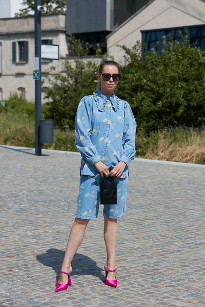 MILAN, ITALY - JUNE 18, 2022: Man with denim shirt and shorts with floral design before MSGM fashion show, Milan Fashion Week street style - Foto, Imagen