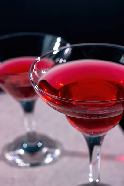 Красный коктейль в стакане маргариты на темном фоне - Фото, изображение