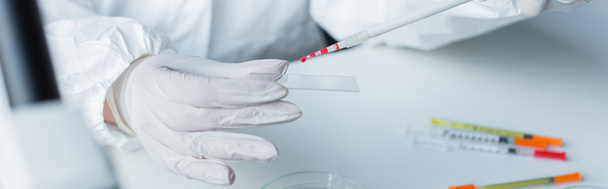 Cropped view of scientist working with glass and pipette in lab, banner  - Foto, Imagen