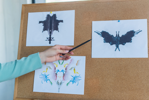 Rajatut näkymä psykologi osoittaa Rorschach testi aluksella  - Valokuva, kuva