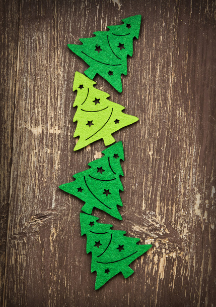 Árvores de Natal decorativas em fundo de madeira
 - Foto, Imagem