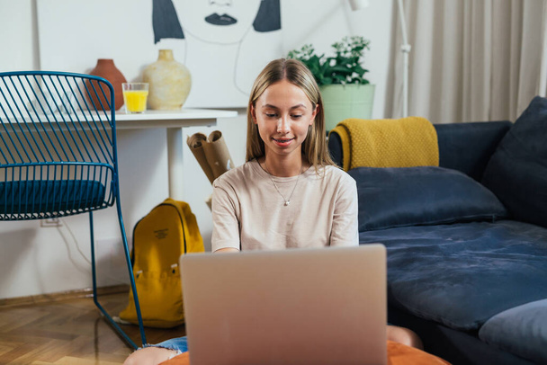 teenager girl using laptop computer at home - Foto, Bild