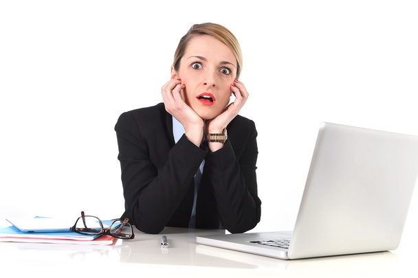 Бизнесмен, сидящая за рабочим столом и работающая с ноутбуком в стрессе, выглядит расстроенной
 - Фото, изображение