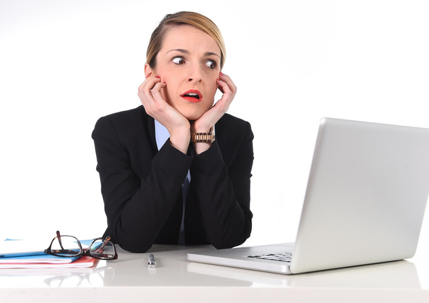 Femme d'affaires assis au bureau de travail avec ordinateur portable dans le stress regardant bouleversé
 - Photo, image