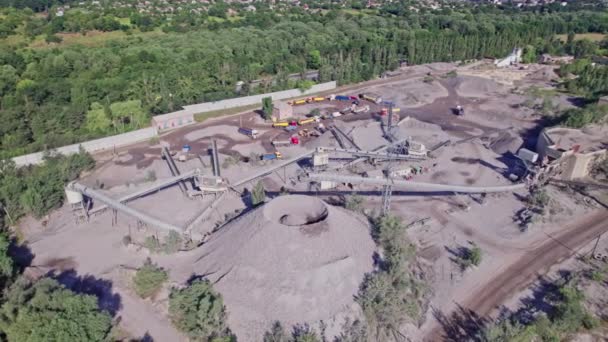Aerial view of stone crusher plant machine in work process, conveyor belt and hopper feeder - Séquence, vidéo