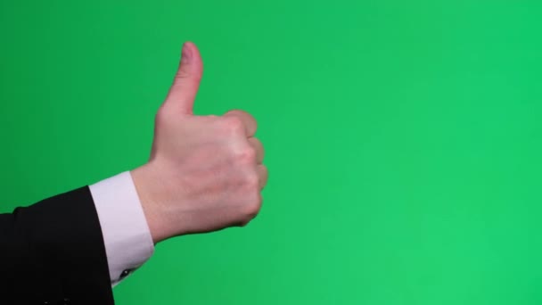 Рука бизнесмена показывает большой палец на хромакее экране. Жест рукой на зеленом экране. 4k видео - Кадры, видео