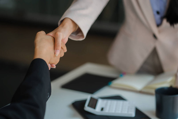 Close-up of business people shaking hands. End of meeting. Business etiquette. congratulations merger concept A businessman accepts or confirms a project as an offer and shakes hands at the office. - Foto, Bild