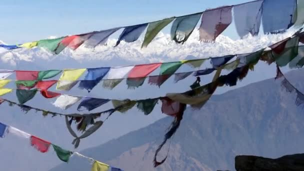 Ima zászlók Lungta (repülő lovak), a Himalája hegység háttér. - Felvétel, videó