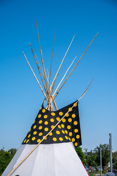 Κορυφή ενός Tipi (tepee) στους εορτασμούς της Ημέρας του Καναδά στο Κάλγκαρι, Αλμπέρτα. - Φωτογραφία, εικόνα