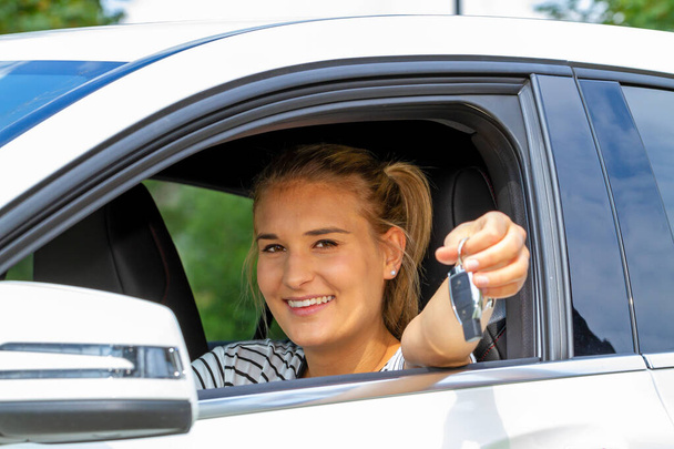 Junge Frau mit Autoschlüssel in der Hand - Foto, Bild
