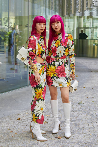 MILÁN, ITALIA - 19 DE JUNIO DE 2022: Amiaya, Ami y Aya Suzuki antes del desfile de moda Etro, Milan Fashion Week street style - Foto, imagen
