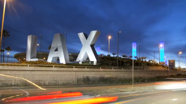 Χαλαρή σημάδι ζουμ σούρουπο κυκλοφορίας διεθνές αεροδρόμιο Λος Άντζελες ΗΠΑ - Πλάνα, βίντεο