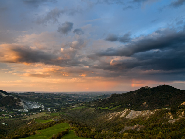 Italian hills at sunrise. - Foto, afbeelding