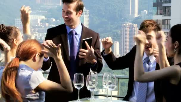 Mensen uit het bedrijfsleven in restaurant op het dak - Video