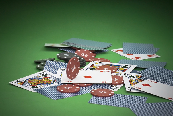 kártyák és a szerencsejáték-zsetonokat  - Fotó, kép