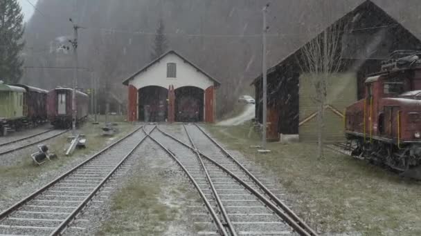 Veduta aerea dei treni Retro in un deposito ferroviario nelle Alpi, Svizzera. 4K - Filmati, video