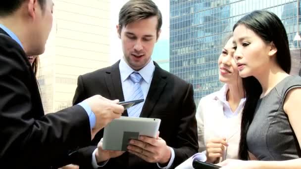Geschäftspartner treffen sich vor Bürogebäude - Filmmaterial, Video