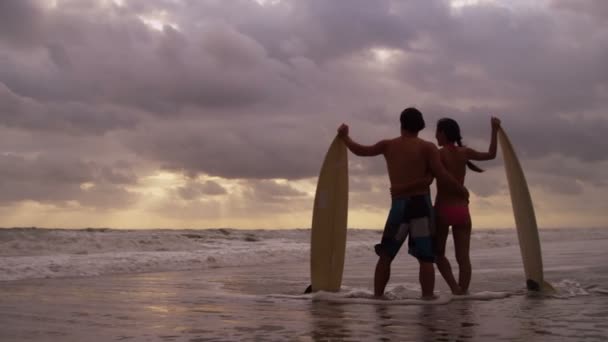 Koppel met surfboard op strand - Video