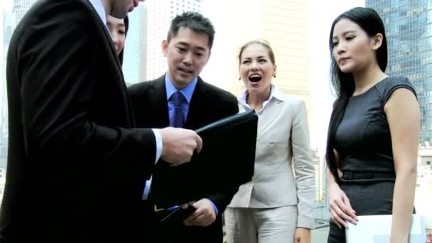 Finanční manažeři mluví mimo kancelář - Záběry, video