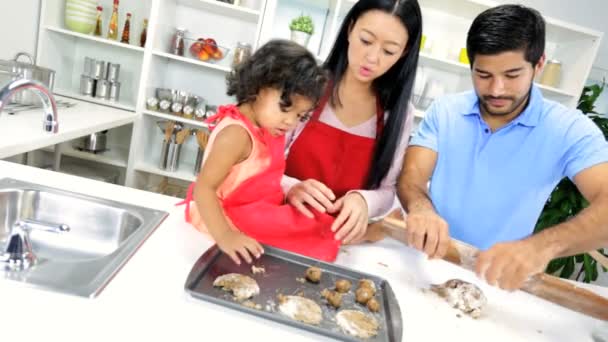 Meisje met ouders maken cookie - Video