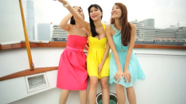 Girls cityscape on yacht - Footage, Video