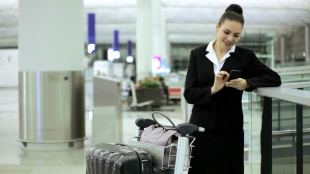 Mujer de negocios caucásica en terminal de aeropuerto
 - Metraje, vídeo
