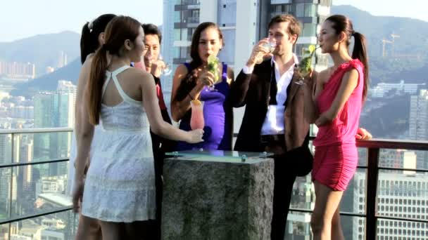 Amigos bebiendo cócteles en la azotea
 - Imágenes, Vídeo