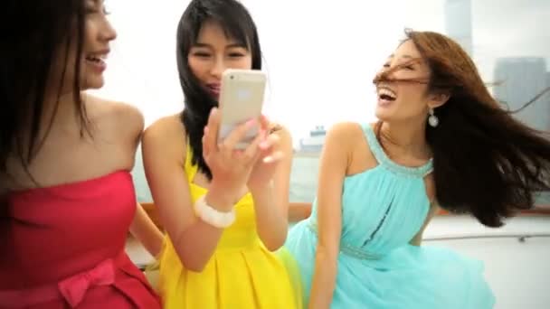 Mädchen machen Selfie auf Jacht - Filmmaterial, Video