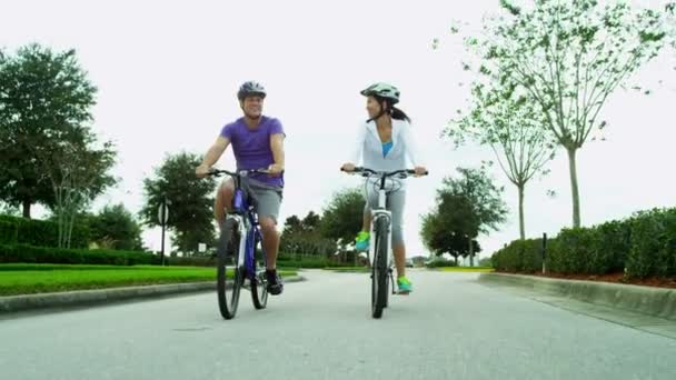 Pari nauttii yhdessä pyöräily ulkona
 - Materiaali, video