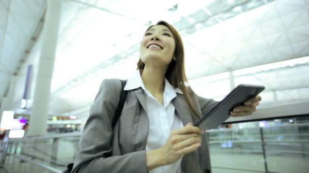 Бізнес-леді в аеропорту за допомогою планшета
 - Кадри, відео