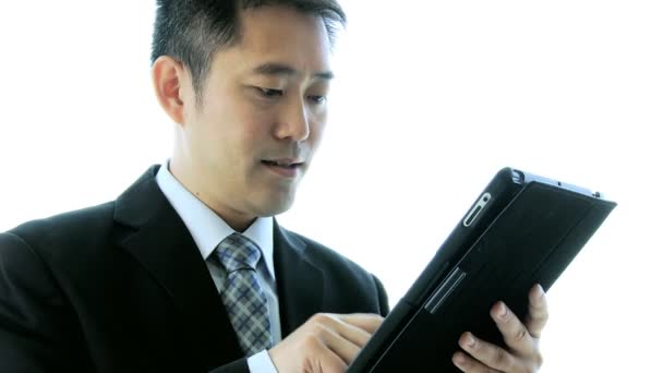 Азіатський Фондовий брокер використання планшетного - Кадри, відео