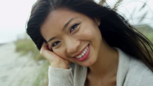 Woman outdoor smiling to camera - Imágenes, Vídeo