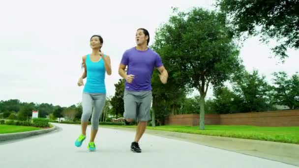 Paar in Sportkleidung joggt aus - Filmmaterial, Video