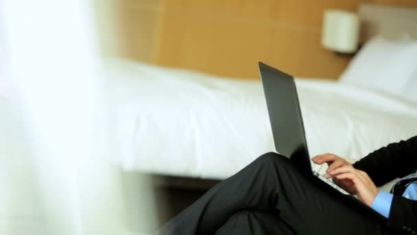 A hotel használ laptop üzletember - Felvétel, videó
