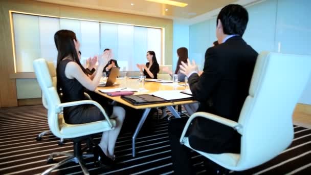 Ejecutivos de negocios en reunión financiera
 - Imágenes, Vídeo
