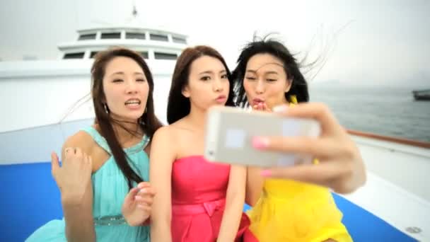 Mädchen machen Selfie auf Jacht - Filmmaterial, Video