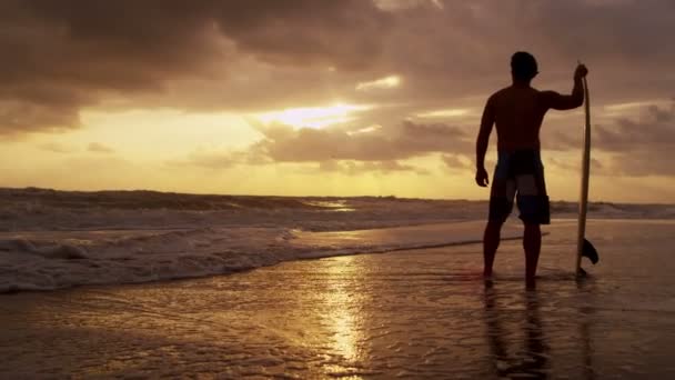 Surfer op strand kijken golven - Video